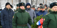 В День Героев Отечества в Омске состоялась церемония возложения цветов к монументу на бульваре Победы - Газета Знамя