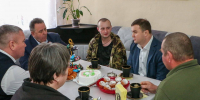 Виталий Хоценко навестил в Крутинском районе участника специальной военной операции - Газета Знамя