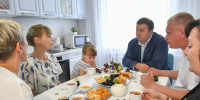 Виталий Хоценко навестил семью участника СВО в Муромцевском районе Омской области - Газета Знамя