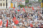 Почти 100 тысяч человек пронесли в «Бессмертном полку» по улицам Омска портреты своих Героев
